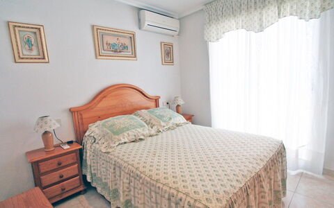 Tamarit Beach: Schlafzimmer, Bett, Eigentum, Zimmer, Möbel, Bettdecke, Bedding, Bettrahmen, Interior Design, Fussboden