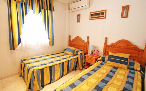 Tamarit Beach: Schlafzimmer, Bett, Zimmer, Möbel, Bettdecke, Eigentum, Bettrahmen, Interior Design, Gelb, Bedding