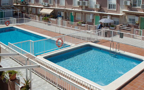 Tamarit Beach: Wasser, Gebäude, Eigentum, Fenster, Schwimmbad, Pflanze, Azurblau, Blumentopf, Die Architektur, Zimmerpflanze