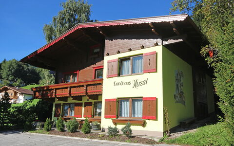 Hussl: Pflanze, Himmel, Fenster, Baum, Gebäude, Hütte, Fassade, Ländliches Gebiet, Dach