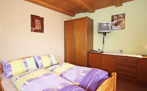 Hussl: Schlafzimmer, Bett, Zimmer, Möbel, Bettdecke, Eigentum, Bedding, Bettrahmen, Decke, Wand