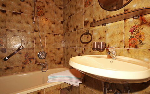 Hussl: Badezimmer, Zimmer, Eigentum, Wand, Interior Design, Zapfhahn, Fliese, Badewanne, Fussboden, Haus