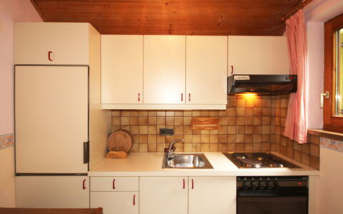 Hussl: Cabinetry, Spüle, Countertop, Eigentum, Sinken, Küchengerät, Küche, Herd, Gebäude, Haushaltsgerät