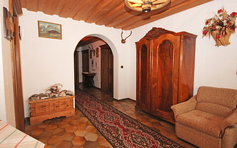 Hussl: Eigentum, Gebäude, Holz, Beleuchtung, Interior Design, Flooring, Fussboden, Wohnzimmer, Komfort, Halle