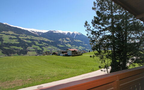 Hussl: Himmel, Eigentum, Berg, Pflanze, Baum, Gebäude, Steigung, Haus, Holz, Gras