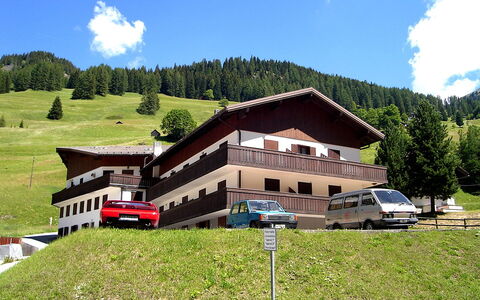 Canazei 700: Wolke, Himmel, Auto, Gebäude, Berg, Baum, Natürliche Landschaft, Pflanze, Haus, Hochland