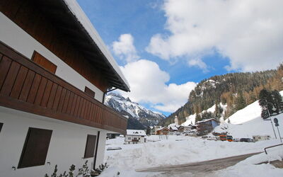 Canazei 700: Wolke, Himmel, Gebäude, Eigentum, Schnee, Berg, Steigung, Fenster, Haus, Baum