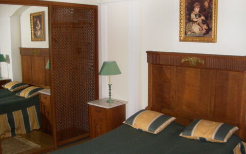Rynek Starego Miasta: Zimmer, Möbel, Schlafzimmer, Bett, Eigentum, Gebäude, Bettdecke, Bettrahmen, Interior Design, Grundeigentum