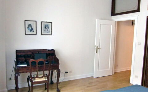 Rynek Starego Miasta: Zimmer, Eigentum, Möbel, Fussboden, Wand, Haus, Gebäude, Interior Design, Schlafzimmer, Hartholz