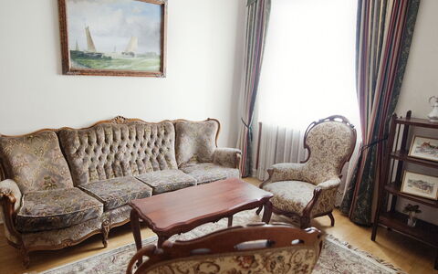 Rynek Starego Miasta: Möbel, Interior Design, Holz, Couch, Flooring, Wohnzimmer, Fussboden, Zimmer, Beleuchtung, Vorhang