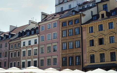 Rynek Starego Miasta: Gebäude, Fenster, Stadt, \Stadt, Fassade, Mischnutzung, Stadtplatz, Regenschirm, Plaza