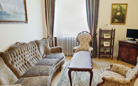 Rynek Starego Miasta: Möbel, Interior Design, Couch, Wohnzimmer, Flooring, Fussboden, Zimmer, Beleuchtung, Stuhl, Vorhang