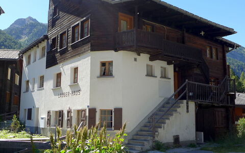 Lauberhaus: Pflanze, Himmel, Eigentum, Gebäude, Fenster, Die Architektur, Vegetation, Haus, Treppe