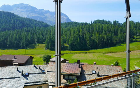 Residenz Cresta Kulm B26: Himmel, Gebäude, Fenster, Baum, Haus, Berg, Grundstueck, Hochland, Biome, Holz