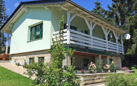 Edelmann: Pflanze, Himmel, Gebäude, Eigentum, Fenster, Baum, Haus, Tür, Grundstueck