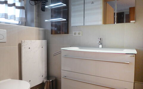 Edelmann: Badezimmer, Eigentum, Zimmer, Badezimmerschrank, Zapfhahn, Armatur, Interior Design, Sinken, Möbel, Bad Zubehör
