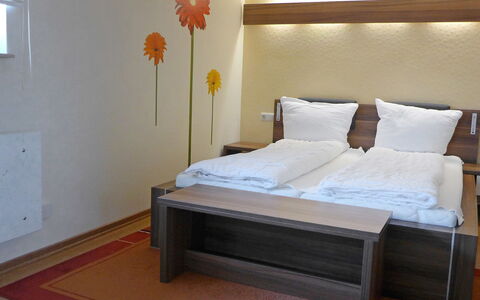 Edelmann: Bett, Schlafzimmer, Möbel, Zimmer, Bettrahmen, Matratze, Eigentum, Bettdecke, Fussboden, Interior Design