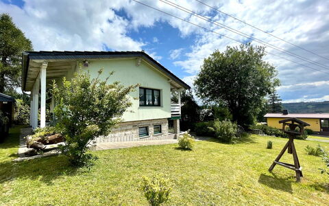 Edelmann: Gebäude, Haus, Zuhause, Wohngebiet, Dach, Hütte, Ländliches Gebiet, Rasen, Garten