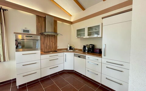 Edelmann: Küche, Cabinetry, Countertop, Möbel, Flooring, Interior Design, Küchengerät, Holz, Fussboden, Zuhause