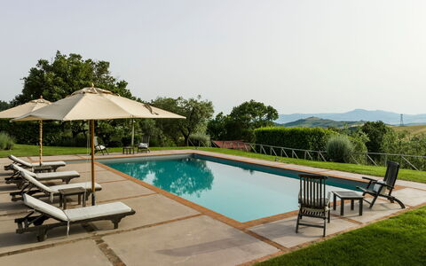 Villa Danilo: Wasser, Pflanze, Himmel, Eigentum, Möbel, Schwimmbad, Gebäude, Baum, Gartenmöbel, Schatten