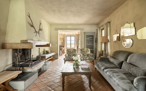 Villa Danilo: Möbel, Eigentum, Bilderrahmen, Tabelle, Couch, Holz, Pflanze, Gebäude, Wohnzimmer, Interior Design