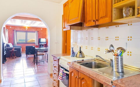 Cala Torta Na Lluny: Cabinetry, Spüle, Countertop, Eigentum, Möbel, Sinken, Zapfhahn, Küche, Interior Design, Holz