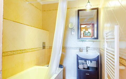 Cala Torta Na Lluny: Spiegel, Armatur, Badewanne, Eigentum, Zapfhahn, Gebäude, Cabinetry, Badezimmerschrank, Schublade, Badezimmer
