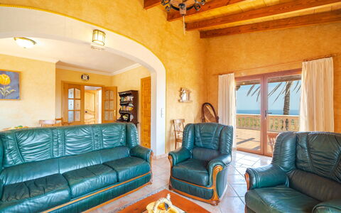 Cala Torta Na Lluny: Couch, Möbel, Eigentum, Bilderrahmen, Tabelle, Azurblau, Interior Design, Beleuchtung, Wohnzimmer, Fussboden