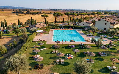 Campiglia Marittima 150: Pflanze, Himmel, Wasser, Grundstueck, Baum, Urban Design, Gras, Schwimmbad, Freizeit, Schatten