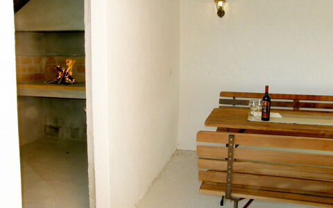 Vodice 401: Zimmer, Eigentum, Wand, Fussboden, Möbel, Sperrholz, Gebäude, Holz, Interior Design, Holzbeize