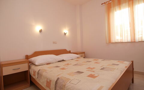 Vodice 401: Schlafzimmer, Bett, Möbel, Zimmer, Eigentum, Bettdecke, Matratze, Bettrahmen, Wand, Fussboden