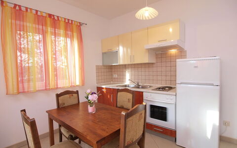 Vodice 401: Zimmer, Eigentum, Möbel, Interior Design, Gebäude, Grundeigentum, Haus, Fussboden, Tabelle, Esszimmer