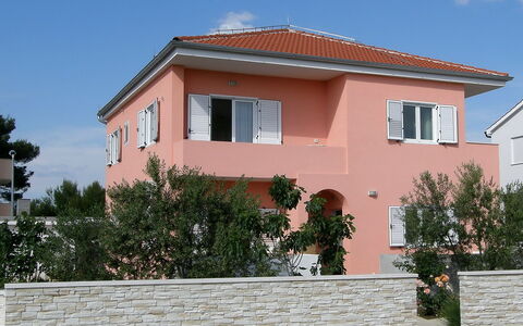 Vodice 401: Himmel, Pflanze, Gebäude, Eigentum, Fenster, Wolke, Haus, Tür, Baum