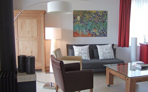 Promenade Wohnung 21: Möbel, Zimmer, Wohnzimmer, Interior Design, Eigentum, Fussboden, Tabelle, Wand, Kaffetisch, Couch