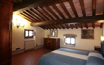 Viola: Zimmer, Eigentum, Gebäude, Schlafzimmer, Möbel, Decke, Strahl, Interior Design, Grundeigentum, Die Architektur