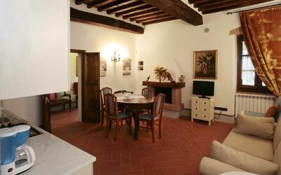 Papavero: Zimmer, Gebäude, Eigentum, Möbel, Interior Design, Wohnzimmer, Haus, Dachgeschoss, Grundeigentum, Villa