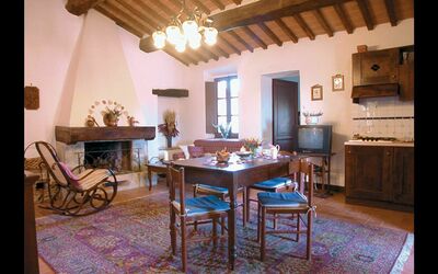 Chiara: Zimmer, Möbel, Eigentum, Gebäude, Interior Design, Tabelle, Esszimmer, Haus, Wohnzimmer, Grundeigentum