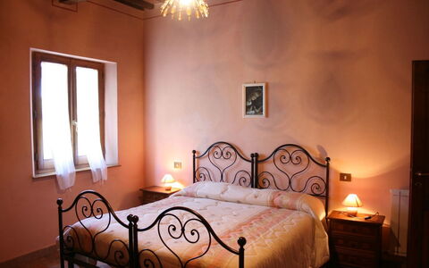 Fattoria le Chianacce: Schlafzimmer, Bett, Zimmer, Möbel, Bettdecke, Bettrahmen, Eigentum, Bedding, Interior Design, Wand