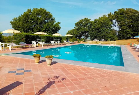 Fattoria le Chianacce: Wasser, Himmel, Pflanze, Gebäude, Schwimmbad, Azurblau, Baum, Gartenmöbel, Wolke, Stuhl