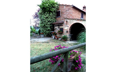 Fattoria la Gabola: Pflanze, Gebäude, Blume, Fenster, Blütenblatt, Haus, Gras, Natürliche Landschaft, Landschaft, Ländliches Gebiet
