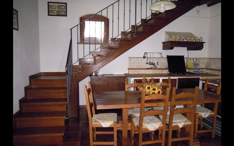 Fattoria la Gabola: Treppe, Zimmer, Möbel, Tabelle, Geländer, Hartholz, Gebäude, Esszimmer, Interior Design, Fussboden