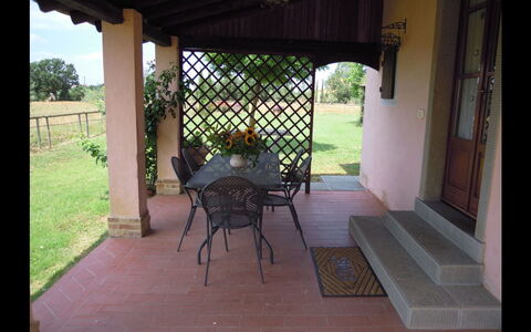 Fattoria la Gabola: Eigentum, Terrasse, Zimmer, Hinterhof, Gebäude, Veranda, Garten, Haus, Möbel, Outdoor Struktur