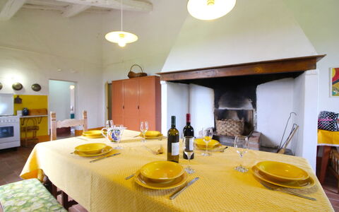 Santa Vittoria: Gelb, Zimmer, Eigentum, Interior Design, Möbel, Gebäude, Tabelle, Haus, Esszimmer, Grundeigentum