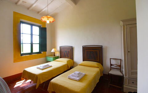 Santa Vittoria: Zimmer, Möbel, Bett, Eigentum, Schlafzimmer, Interior Design, Bettrahmen, Bettdecke, Gebäude, Fussboden