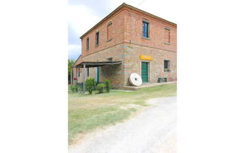 Santa Vittoria: Eigentum, Gebäude, Pflanze, Fenster, Grundstueck, Steigung, Gras, Grundeigentum, Wolke, Haus