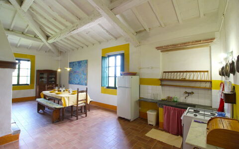 Santa Vittoria: Zimmer, Gebäude, Eigentum, Interior Design, Gelb, Haus, Möbel, Decke, Grundeigentum, Fussboden