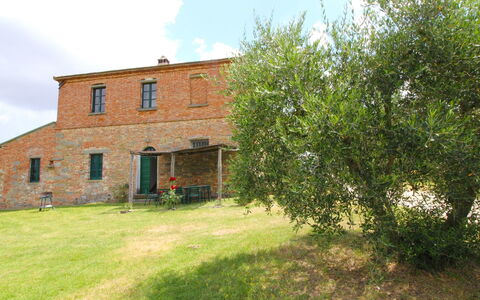 Santa Vittoria: Pflanze, Wolke, Gebäude, Himmel, Fenster, Natürliche Landschaft, Baum, Haus, Grundstueck, Gras