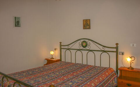 Pozzonovo: Bett, Schlafzimmer, Bedding, Möbel, Bettdecke, Linens, Interior Design, Bettrahmen, Fussboden, Zimmer