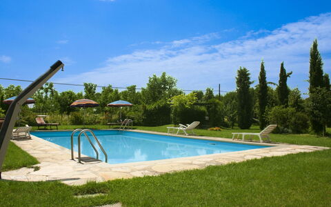 Pozzonovo: Blau, Schwimmbad, Gartenmöbel, Freizeit, Resort, Schatten, Sonnenliege, Garten, Eco Hotel, Landscaping