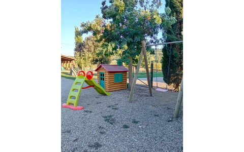Villa Alabastro: Spielmittel, Spielplatz Rutsche, Öffentlicher Raum, Spielplatz, Rutsche, Garten, Hinterhof, Schatten, Freizeit, Rasen